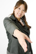 握手する女性社員