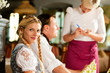 Paar in bayerischem Restaurant bestellt Essen