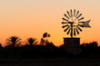 Windrad bei Sonnenuntergang, Mallorca, Spanien