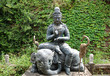 Foto: Buddhistische Figurengruppe auf Elefant im Tempelgarten Buddhistische Figurengruppe auf Elefant im Tempelgarten