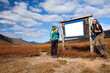 Wanderer in lappland vor leerem Schild Wanderer in lappland vor leerem Schild