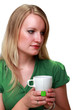 Junge blonde Frau mit Teetasse in der Hand