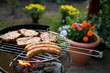 Grill mit Grillfleisch und Bratwurst im Garten