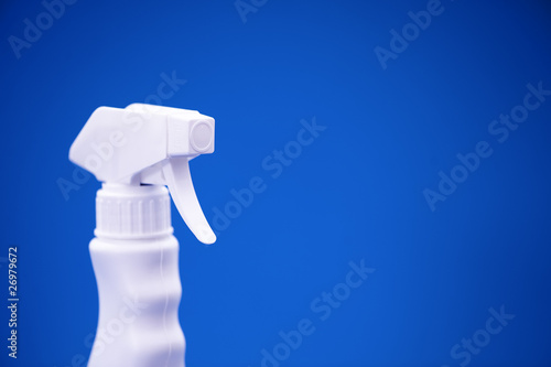 Foto: sprühkopf einer sprühflasche vor blauem hintergrund sprühkopf einer sprühflasche vor blauem hintergrund