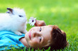 Kind mit Hase