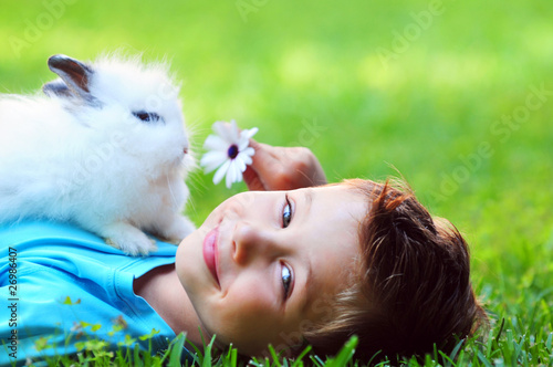 Foto: Kind mit Hase Kind mit Hase