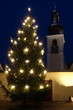 Weihnachtsbaum, beleuchtet vor Kirche