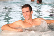 Foto: Man bathing in jacuzzi of spa center Man bathing in jacuzzi of spa center