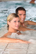 Foto: Couple bathing in jacuzzi of spa center Couple bathing in jacuzzi of spa center