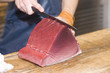 マグロを切る