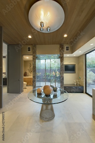 Foto: Glass topped table in reception room of California home Glass topped table in reception room of California home