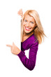 Blonde Frau zeigt mit Finger auf Plakat Blonde Frau zeigt mit Finger auf Plakat