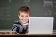 junge mit notebook in der schule