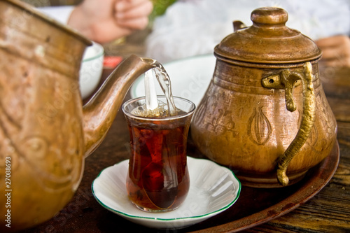 Foto: Drinking Traditional Turkish Tea Drinking Traditional Turkish Tea