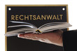 Schild aus Metall mit Gesetzbuch und Hand Rechtsanwalt