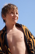 Junge mit Handtuch