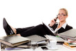 Foto: relaxte frau am schreibtisch beim telefonieren relaxte frau am schreibtisch beim telefonieren