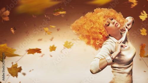 Foto: Young beauty on autumn studio background Young beauty on autumn studio background