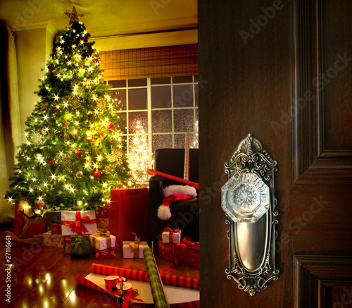 Foto: Door opening into a Christmas living room Door opening into a Christmas living room