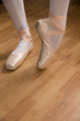 jambe et pied de danseuse sur parquet