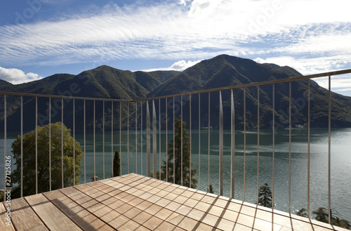 Foto: terrazza con vista su natura, lago e montagne terrazza con vista su natura, lago e montagne