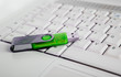 plano cerrado de ordenador portatil y memoria usb plano cerrado de ordenador portatil y memoria usb