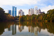 Foto: Midtown Atlanta reflected in lake. Midtown Atlanta reflected in lake.