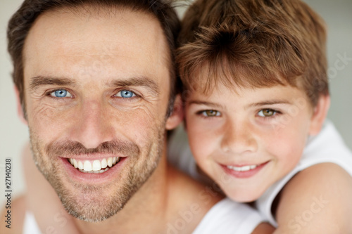 Foto: Happy young father and his son smiling Happy young father and his son smiling