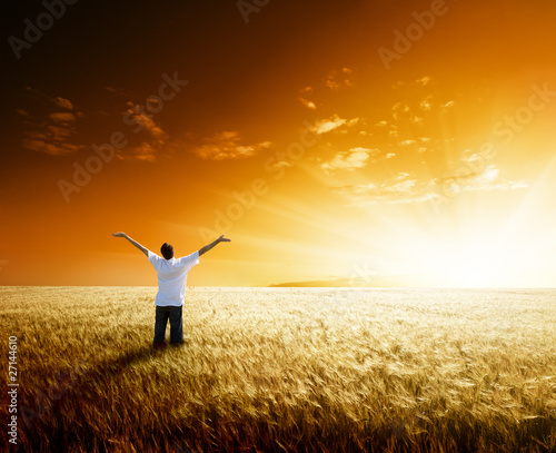 Foto: happy young man rest on wheat field happy young man rest on wheat field