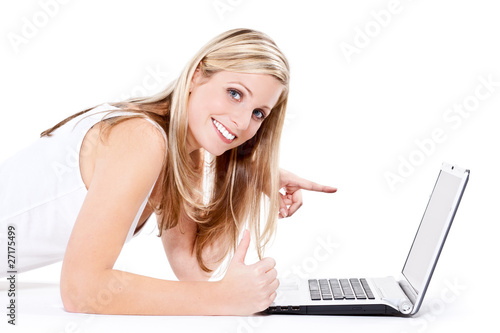 Foto: lebenslustige frau am notebook lebenslustige frau am notebook