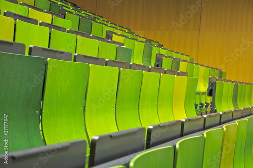 Foto: Hörsaal mit grünen Klappstühlen Hörsaal mit grünen Klappstühlen