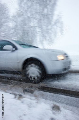 Foto: Auto auf Schneematsch Auto auf Schneematsch