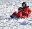 sport d'hiver descente d'enfants joyeux en luge