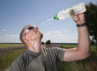Foto: Athlete splashing water to refresh on a hot summer day. Athlete splashing water to refresh on a hot summer day.