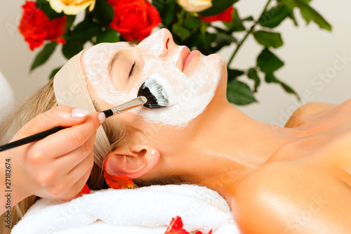 Foto: Kosmetik - Gesichtsmaske auftragen Kosmetik - Gesichtsmaske auftragen