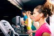 Leute laufen auf Laufband im Fitnessstudio