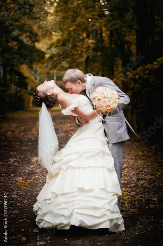 Foto: Portrait of newlyweds in autumn park Portrait of newlyweds in autumn park