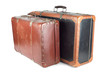 Deux vieilles valises, brun et noir, sur fond blanc
