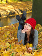 Foto: Beautiful woman spending time in park during autumn season Beautiful woman spending time in park during autumn season
