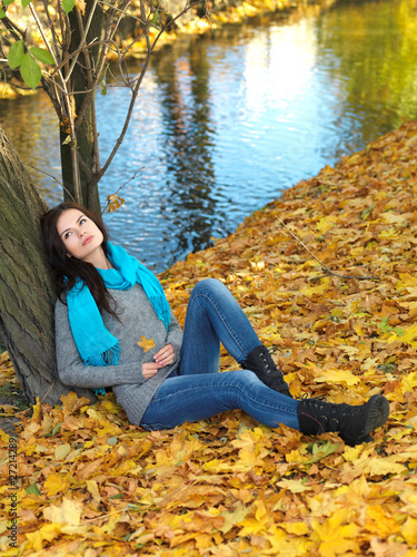 Foto: Beautiful woman spending time in park during autumn season Beautiful woman spending time in park during autumn season