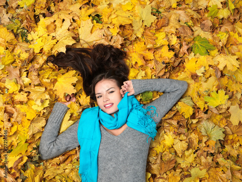 Foto: Beautiful woman spending time in park during autumn season Beautiful woman spending time in park during autumn season