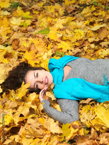 Foto: Beautiful woman spending time in park during autumn season Beautiful woman spending time in park during autumn season