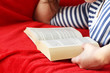 Buch in der Hand