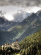 Alte Burg vor Bergpanorama (Burg Taufers in Südtirol) Alte Burg vor Bergpanorama (Burg Taufers in Südtirol)