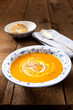 Kürbissuppe mit Schmand und schwarzem Pfeffer