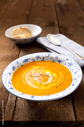 Foto: Kürbissuppe mit Schmand und schwarzem Pfeffer Kürbissuppe mit Schmand und schwarzem Pfeffer