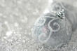 Weihnachtskugeln silber quer