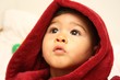 Enfant regardant vers le haut