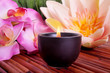 Foto: Spa candle and flower for aromatherapy Spa candle and flower for aromatherapy