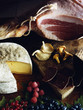 Fromage, champignons, jambon cru et fruits rouges Fromage, champignons, jambon cru et fruits rouges